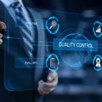 Businessmann zeigt Quality-Control-Oberfläche | Zazo Liquid