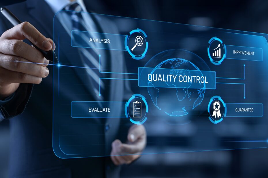 Businessmann zeigt Quality-Control-Oberfläche | Zazo Liquid